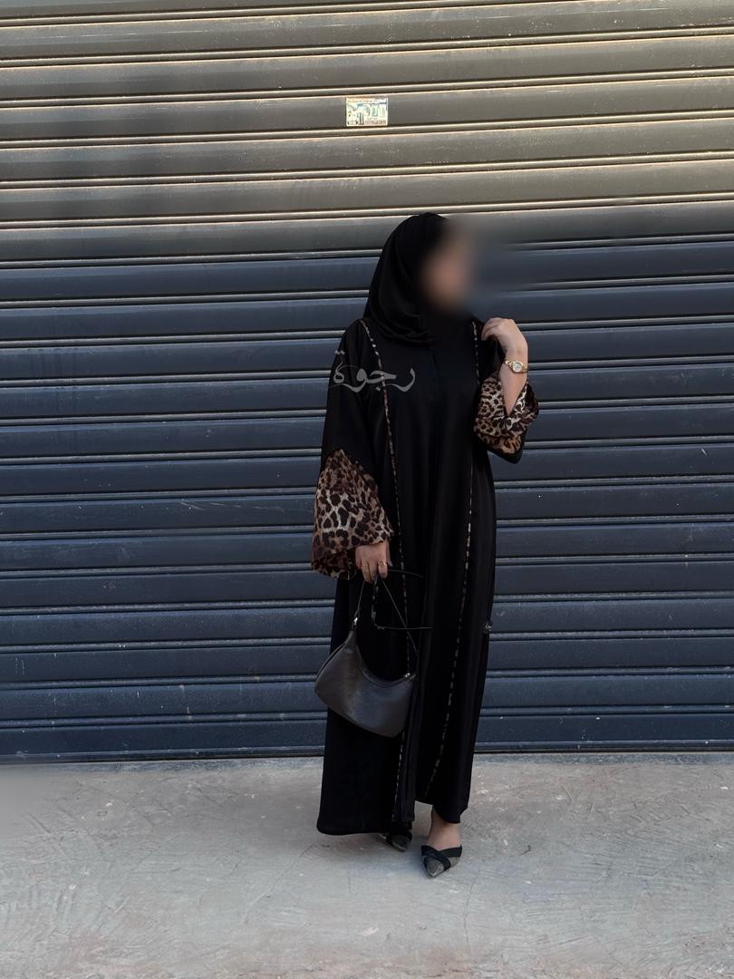 عباءة سوداء مع اضافة بالنمري